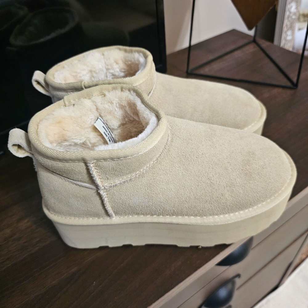 NWOB Cushionaire Platform Boots